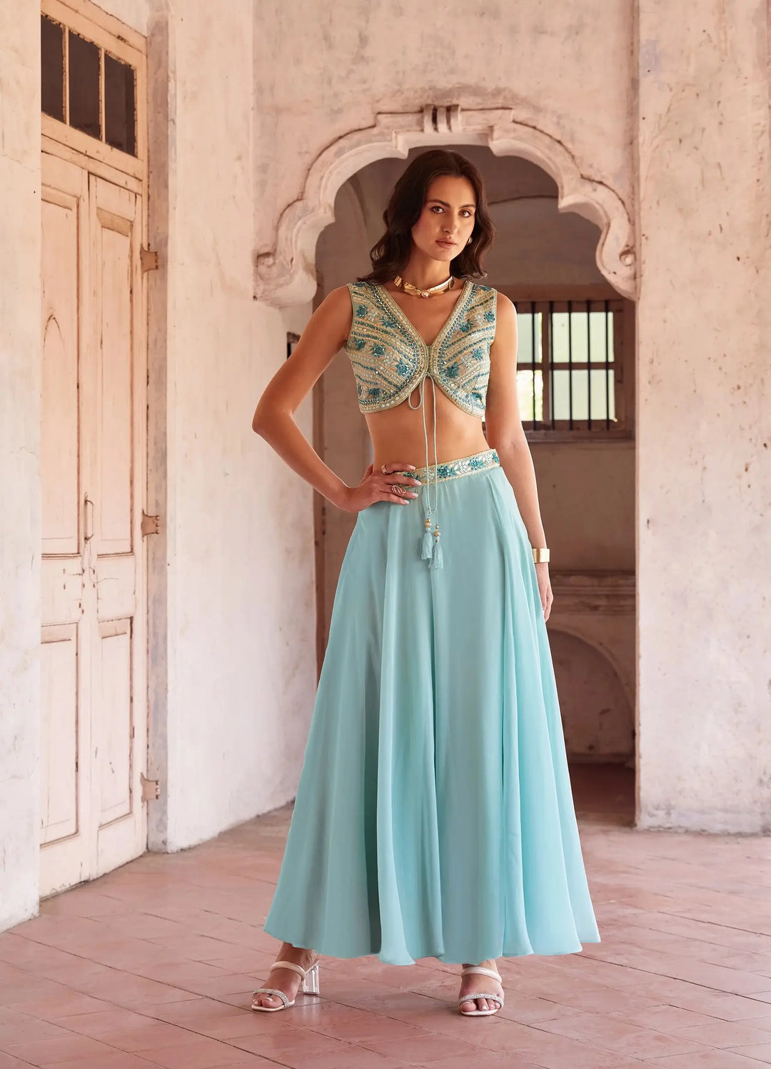 Mastering the Indian Chic Dress Code: Style Guide & Examples